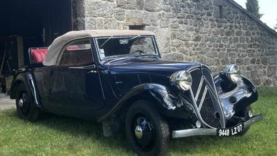 une voiture noire garée devant un bâtiment