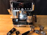 une machine à café posée sur une table en bois