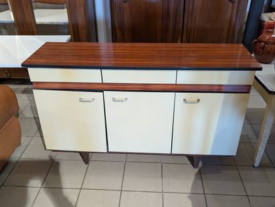 une photo d'une commode blanche et en bois avec des tiroirs