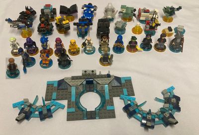 beaucoup de Lego posés sur une table