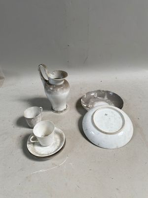 beaucoup de vaisselle et de tasses blanches sur la table