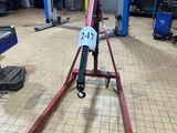 une photo d'une grue rouge et noire dans un garage