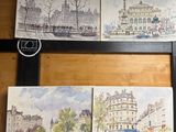 trois tableaux accrochés au mur d'une pièce