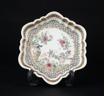 Gros plan sur une assiette ornée de fleurs et d'oiseaux