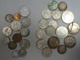 un grand nombre de pièces de monnaie posées sur une table les unes à côté des autres