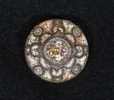 Broche en micro-mosaïque à décor de fleurs (petits manques).