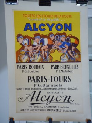 une affiche pour le Tour de France représentant un groupe de personnes à vélo