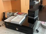 une photo d'une caisse enregistreuse posée sur un comptoir