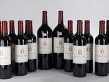 six bouteilles de vin rouge sont alignées