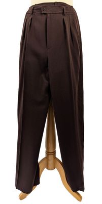 un pantalon de costume marron sur un mannequin, posé sur un fond blanc