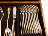 une boîte en bois contenant de l'argenterie sur une table