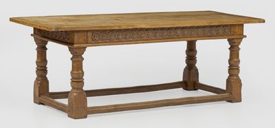 une image représentant une table en bois avec un plateau sculpté, sur fond blanc