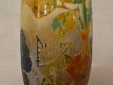 un vase orné de fleurs