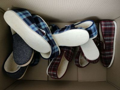 Lot de 20 paires de chaussons, charentaises de diverses poin… - Photo 1