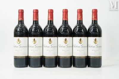 six bouteilles de vin rouge sont alignées