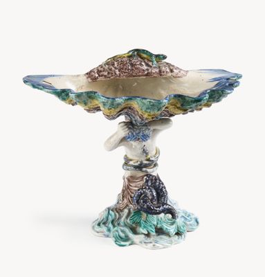 une image représentant une sculpture en céramique d'une femme portant un coquillage sur la tête