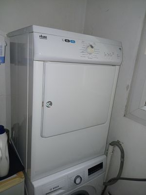 un lave-linge et un sèche-linge blancs dans une petite pièce