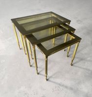 Série de trois tables gigogne à structure en laiton doré et … (photo 2)