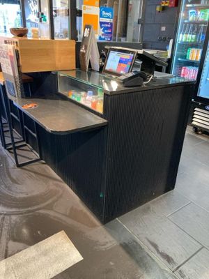 * LOT VOLONTAIRE Ensemble de mobilier, comprenant un petit c…