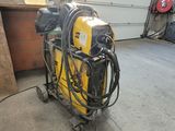 une photo d'une machine jaune et noire dans un garage
