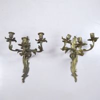 Paire d’appliques en bronze doré, à trois feux chacune.