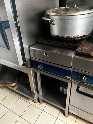 une grande casserole posée sur une cuisinière dans une cuisine