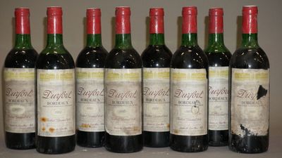 six bouteilles de vin sont alignées sur une table