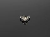 une vieille bague sertie d'un diamant taillé, posée sur une surface noire