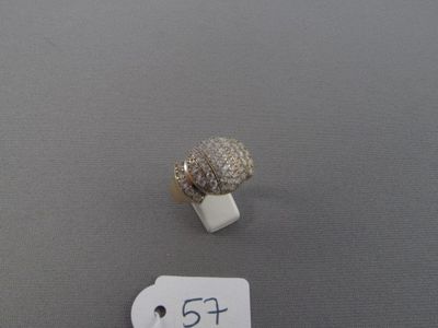 une petite bague en argent sertie d'un diamant, à laquelle est attachée une étiquette de prix
