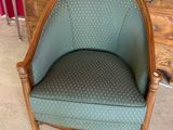 une chaise posée devant une commode