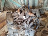 un tas de vieilles chaussures et d'autres objets à l'intérieur d'un bâtiment