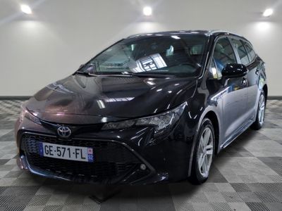 une photo d'une Toyota Corolla noire garée dans un garage
