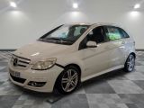 une photo d'une Mercedes Classe B blanche garée sur un sol à damier