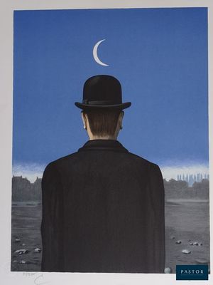 une image représentant un homme coiffé d'un chapeau melon, regardant la lune