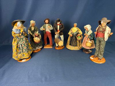 sept figurines représentant des personnes alignées