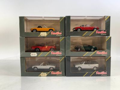 Quatre modèles différents de voitures sont exposés dans une vitrine.
