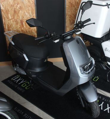 deux scooters garés l'un à côté de l'autre dans une pièce