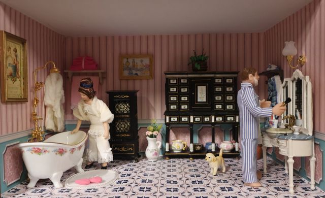 Diorama. Composition miniature, dans une vitrine en bois, vitre e...