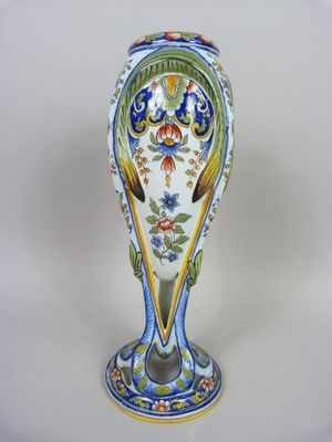 un vase posé sur une surface blanche