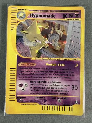 gros plan d'une carte pokemon sur une table