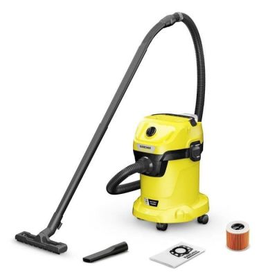 un aspirateur jaune muni d'un tuyau noir et d'autres articles de ménage