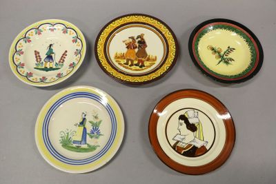 plusieurs assiettes aux motifs variés posées sur une table