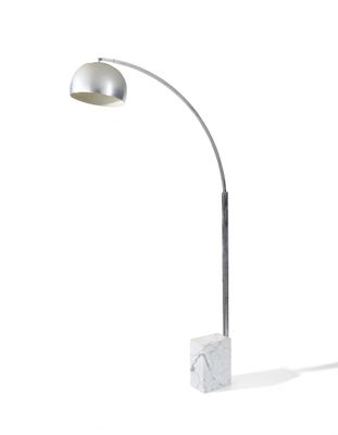 la lampe repose sur un socle en marbre et possède un socle en marbre blanc