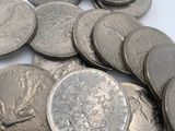 une pile de pièces d'argent sur une surface blanche