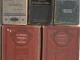 plusieurs vieux livres sont empilés sur une table