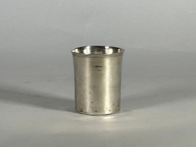 une photo d'une coupe en argent posée sur une table blanche