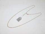 gros plan d'un collier auquel est attachée une étiquette