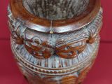 un vase posé sur une surface rouge