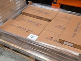 de nombreux cartons empilés sur le sol