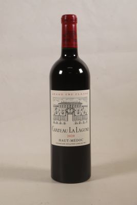 une bouteille de vin posée sur une table